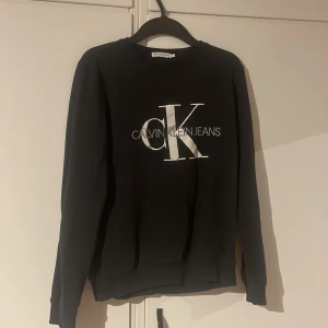 Sweatshirt - Säljer min calvin Klein sweatshirt, använd några gånger men ser ut som ny. Storlek 16 vilket är storlek 170 i barn och runt xs i herr. Köpt för runt 700kr