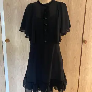 En gothklänning köpt 2021 på emp för 650 kr. Använd mycket få gånger och är i superbra skick. Klänning är L men år lite liten så jag skulle säga att det är mer en m.