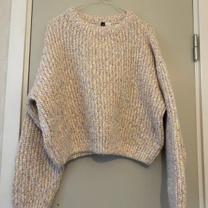 Stickad tröja - Hej säljer min stickade tröja från hm. Den är i nyskick i storlek M och är en oversized fit✨💕 