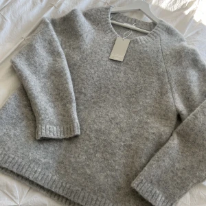 Grå stickad tröja LeGer storlek 34 - Oversize grå stickad tröja från LeGer i storlek 34, STOR i storleken och passar även 36-38(S-M). Jag har vanligtvis storlek XS på mina kläder. Oanvänd med prislapp kvar. Köptes för 800, säljs för 600+frakt! Frakt går på 69kr spårbart med postnord.