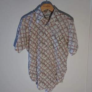 Fynda nu riktigt ovanliga 70-tals skjortor, har vart vakum förpackade för att hålla i tyget 🤘