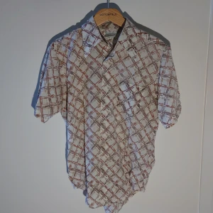 70-tal skjorta #6 - Fynda nu riktigt ovanliga 70-tals skjortor, har vart vakum förpackade för att hålla i tyget 🤘