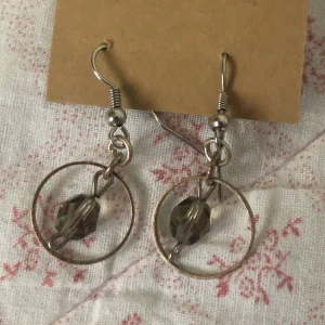 örhängen  - fina och passar till typ allt, köpte second hand för ganska länge sen men har aldrig använt dem då jag har liknande.