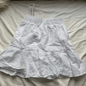 Super söt kjol från new yorker i strl xs. Prislappen är kvar så den är i nyskick. Säljer då den är för liten💗