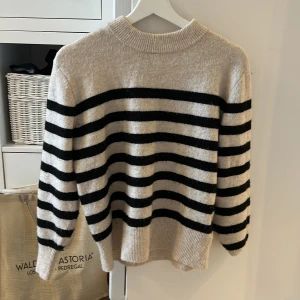 Två stycken stickade tröjor 💓 - Säljer dessa två randiga stickade tröjorna från H&m som aldrig kommit till användning. De är supersköna och går att köpa tillsammans för 170kr, annars 100kr styck💗