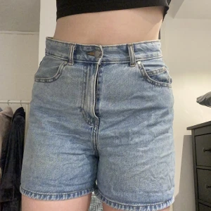 Jeansshorts - Jeansshorts som man kan både vika upp eller göra längre för en mer modernare look 💕💕