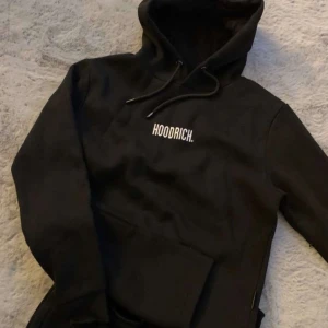 Hoodrich - Hoodrich hoodie i nyskick som använts 3 gånger, storlek M men lite mindre i storlek tycker jag  Säljs pga för liten  Kan frakta 