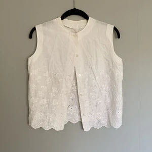 Broderad topp - Superfint linne som jag köpt second hand. Står ingen lapp med storlek eller märke men passar mig som har S i toppar! 