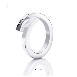Fin ring från Efva Attling modell little twist ring. Nypris 1600. Den är 2 cm från ytterkant. (Första bilden är lånad)