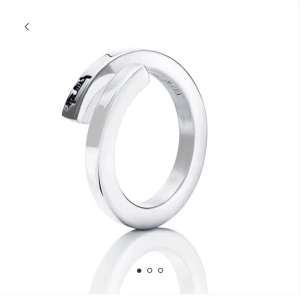 Efva Attling ring - Fin ring från Efva Attling modell little twist ring. Nypris 1600. Den är 2 cm från ytterkant. (Första bilden är lånad)