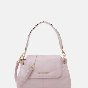 Valentino väska i använd skick, köpt för 1200kr säljer för 500kr. (Det långa axelbandet följer ej med)