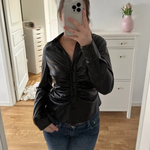 Skinntröja - Säljer denna skinntröja från Zara! Den är i storlek M. Endast använd en gång. Säljer för 100kr + frakt! Hör av er 💕