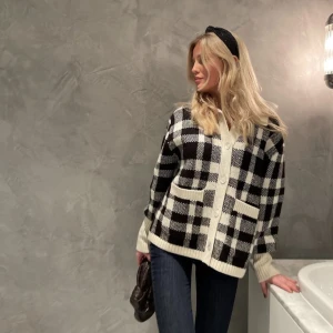 Kofta - Säljer denna stickade koftan från & other stories