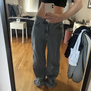 Baggy jeans  - Färgen är  mer blå/jeans färg i verkligheten (sista bilden är deras riktiga färg), i bra skick förutom att dom är lite trampade på längst ner på jeansen <3 