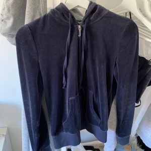 Gammal juciy tröja - Använd några gånger. Fint skick och inga slitningar. 