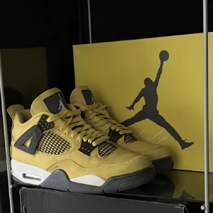 Air jordan 4 lightning - ⚡️Air jordan 4 lightning ⚡️‼️Storlek 41 ‼️✅Box och kvitto finns ✅🦋Svarar gärna på frågor eller skickar fler bilder 🦋📦Kan mötas upp i Stockholm eller fraktas 📦💙Pris kan diskuteras vid snabb affär 💙
