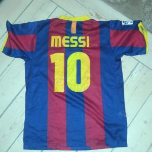 Messi tröja som sitter som en M. Den är i 8/10 skick. Kom privat för frågor och fler bilder