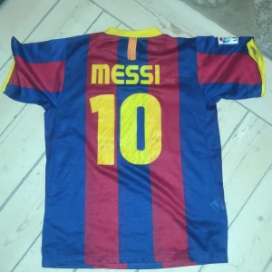Messi tröja size m 2010/2011 - Messi tröja som sitter som en M. Den är i 8/10 skick. Kom privat för frågor och fler bilder