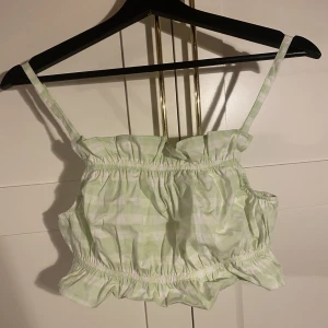 Top - Somrig top från H&M, aldrig använd, nypris 179kr. Materialet liknar en skjortas. Frakt tillkommer!!!