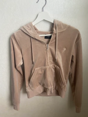 Juicy - En breigh juicy överdel som går lite åt de gammelrosa hållet💖 Knappt användt den sen jag köpte den👍💕