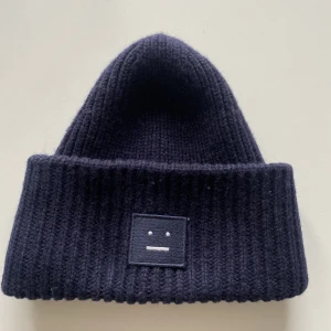 Acne Mössa - Acne mössa säljes då den inte används längre, köparen står för frakten💓 
