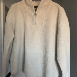 Vit mysig tröja  - Använd fåtal gånger