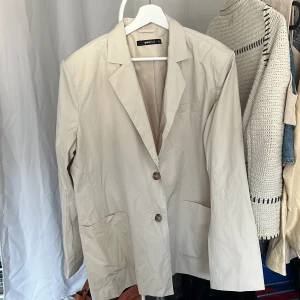 Beige kavaj i cargo material - Använt den två gånger så den är verkligen i fint skick. Beige casual kavaj jacka i cargo material. Bär den oversized 