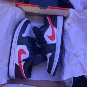 Jordan 1 low  - Säljer dessa feta Jordan 1 low siren red. Dem är i fint skick och jag köpte dem för 1 år sedan ungefär och dem är andvända få gånger.