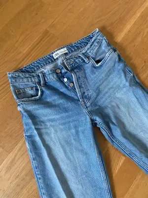 Jätte fina baggie jeans, lågmidajde från zara som inte kommer till användning, storleken på dessa är 36 men sitter perfekt för dem som har 38. Skriv vid funderingar. Ny skick