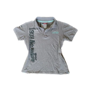 Pikétröja med tryck - Fin sandfärgad pikétröja med tryck. Köpt second han, verkar vara från barnavdelningen, men passar fint på s-m💕