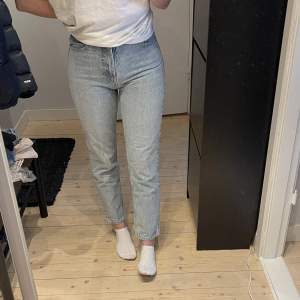 Helt oanvända super snygga jeans från Zara. En aningen liten i storleken. 