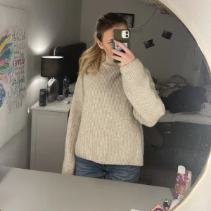 Stickad tröja  - Säljer denna super fina tröja från H&m med pärlor på halsen. Jag älskar den men kommer aldrig till användning❤️(köpt för 350kr)