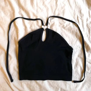 UO Haltertopp - Säljer min halter topp från Urban Outfitters som jag har aldrig använt. Fick den som present så den har inga lapp. Passar perfekt till fest och som en somrig topp på semester 🤍. Kom gärna med frågor och prisförslag. 