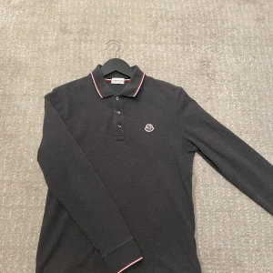 Moncler piké långärmad  - Säljer en långärmad moncler piké som är i jättebra skick! Skick 8,5/10. Den är självklart äkta! Hör gärna av dig om du har frågor!