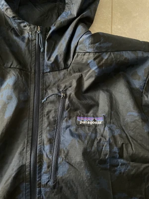 Vindjacka Patagonia - Riktigt schysst jacka till våren. Beställde hem förra veckan från naturkompaniet men säljer nu pga fel storlek. 
