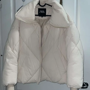 Zara vit jacka  - En vit jacka från zara! Knappt använd! Storlek är XS men jag är S och skulle säga det är en S! 🤍