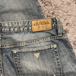 Guess low waist jeans 31” - Säljer nu mina vintage straightleg jeans från guess pga av att dom är för långa för mig! Super fina gråblåa med lite slitningar🫶🏼 Skulle säga att dom passar en Medium som är längre än 170 cm💕