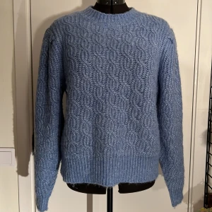 Stickad tröja! - Jättefin stickad tröja från mango! Har så snygg blå färg och är riktigt mjuk:) Tröjan har inte tyvärr aldrig kommit till användning så är i perfekt skick💜