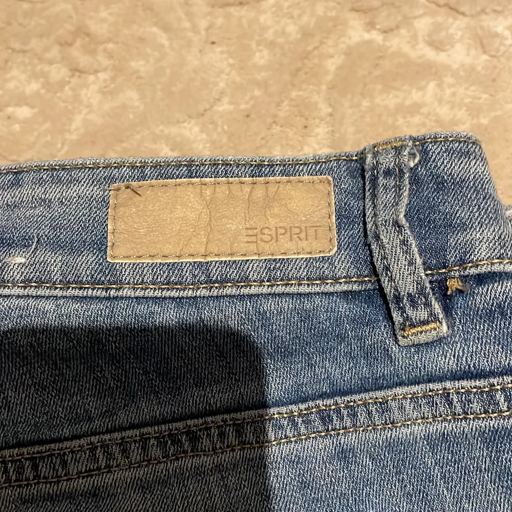 bootcut jeans från esprit, köpta på sellpy med helt okej skick, då småa defekter finns 💗. Jeans & Byxor.