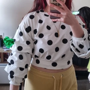 Puffärmad tröja - Så söt puffärmad tröja med knytning baktill😍 har lite missfärgning framtill, men syns ej så mkt, därav priset