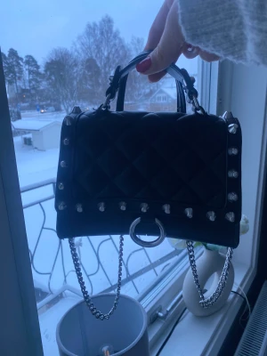 Väska  - Säljer min Zara väska som är köpt här på Plick då den inte kommer till användning längre! För fler och bättre bilder är det bara att kontakta mig!!💕🫶🏻