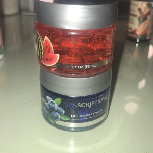 2 st gel masker  - Säljer dessa 2 gel masker som nästan är helt oanvända i vattenmelon och blåbär   Köpare står för frakt(30kr) eller mötas upp 