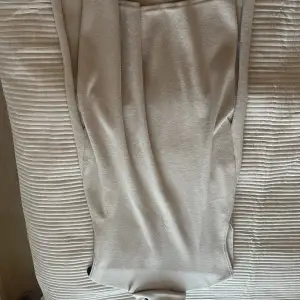 Lång tröja samt kan användas som klänning med slits på sidan 