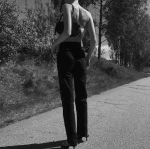 Svarta jeans - Säljer dessa skitsnygga jeans den pepe jeans i storlek 26/30. Innerbenslängd 85 cm Midja längst upp 35 cm