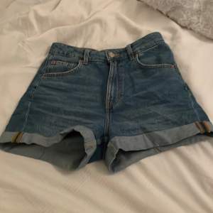 Fina jeansshorts från H&M. Säljer p.g.a för liten storlek. Aldrig använda endast testade. 
