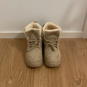 Skor  - Vinter/vårskor, köpte för 600kr använt endast en gång