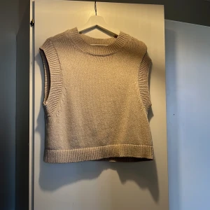 Stickad väst - Stickad väst, använd men i fint skick