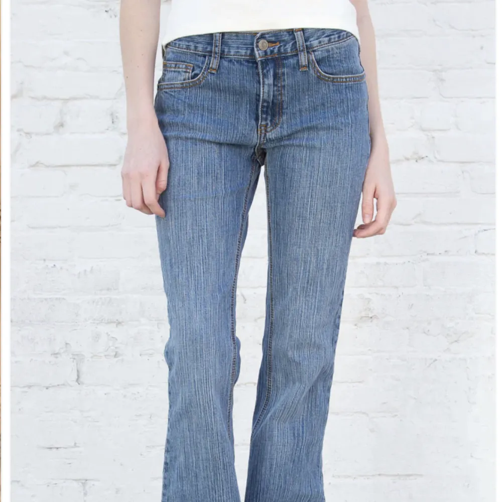 Fina jeans från Brandy Melville! Säljer då de är förstora i midjan för mig, fint skick och endast använda ca 5 gånger. Jeans & Byxor.