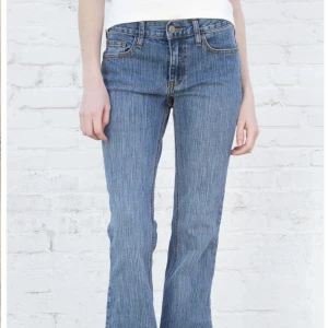 Brandy Melville jeans - Fina jeans från Brandy Melville! Säljer då de är förstora i midjan för mig, fint skick och endast använda ca 5 gånger