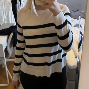 Beige och svart randig tröja - Beige tröja med svarta ränder från Zara i storlek S. Använd fåtal gånger, så i bra skick. Skicka privat vid frågor <3